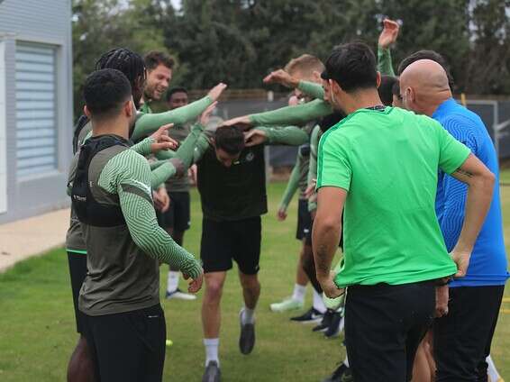אצילי מתקבל על ידי חבריו החדשים באימון חיפה // צילום: באדיבות מכבי חיפה
